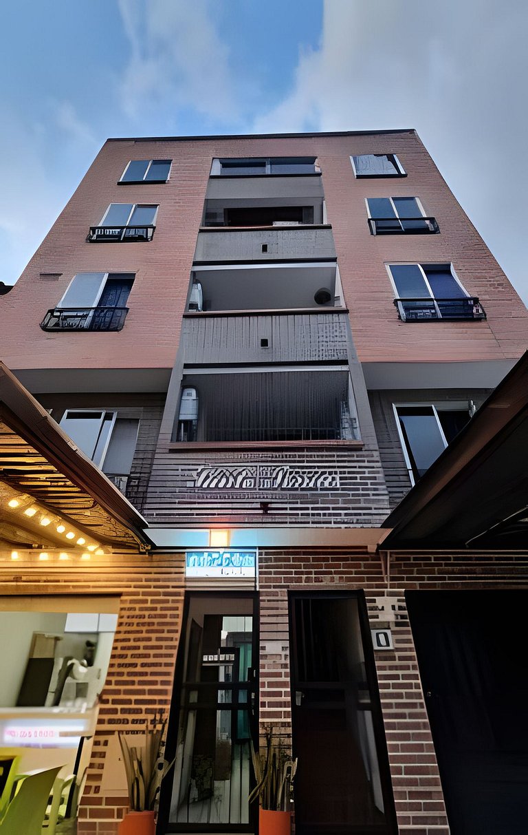 Apto Para 3 Huespedes En Laureles | Wifi + Vistas