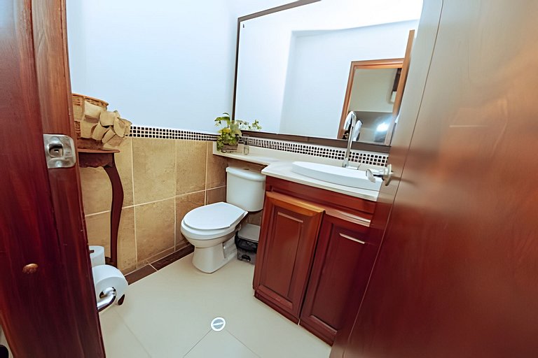 PH amplio cerca del parque Laureles, con terraza