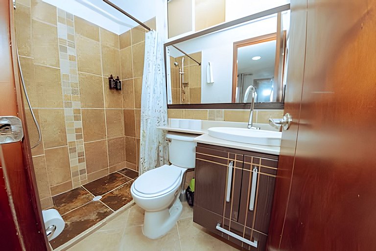 PH amplio cerca del parque Laureles, con terraza