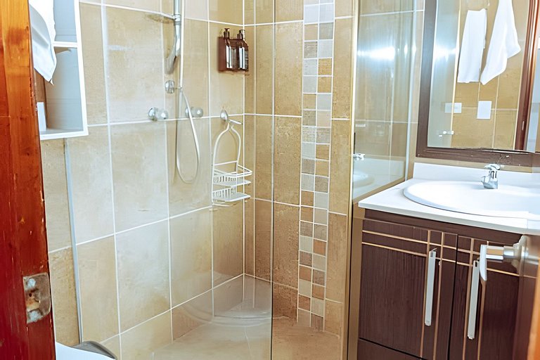 PH amplio cerca del parque Laureles, con terraza