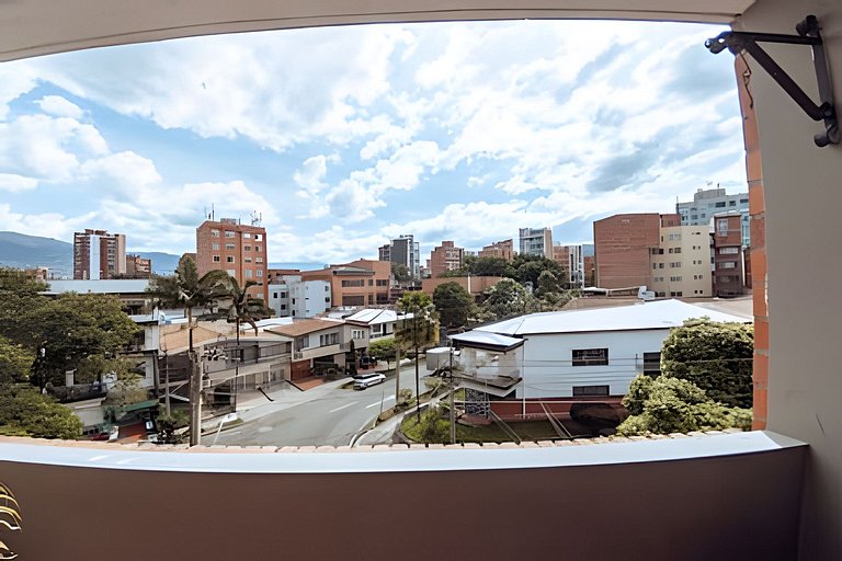 PH amplio cerca del parque Laureles, con terraza