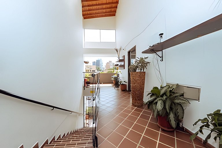 PH amplio cerca del parque Laureles, con terraza