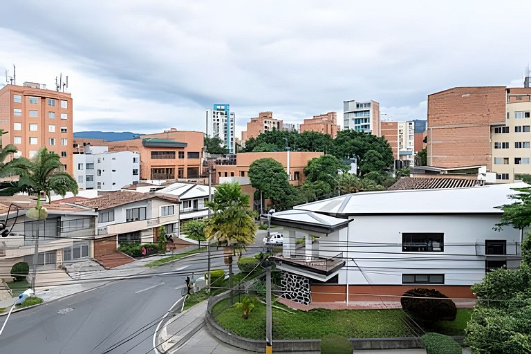 PH amplio cerca del parque Laureles, con terraza