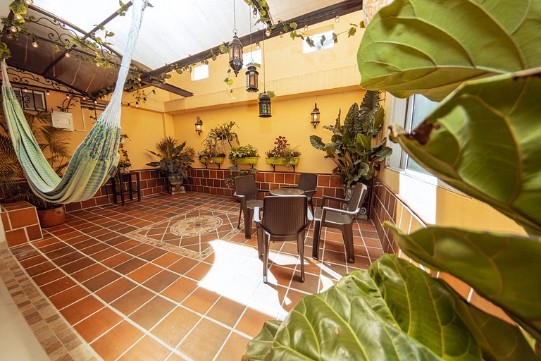 PH amplio cerca del parque Laureles, con terraza