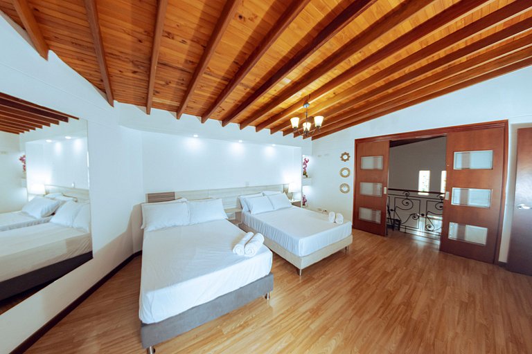 Penthouse De Lujo En Medellin | Vistas + Patio