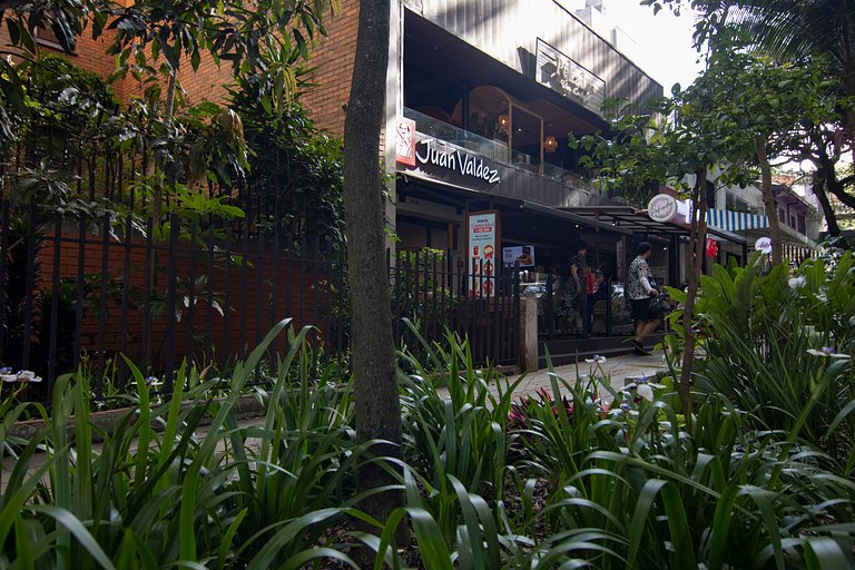 PH amplio cerca del parque Laureles, con terraza