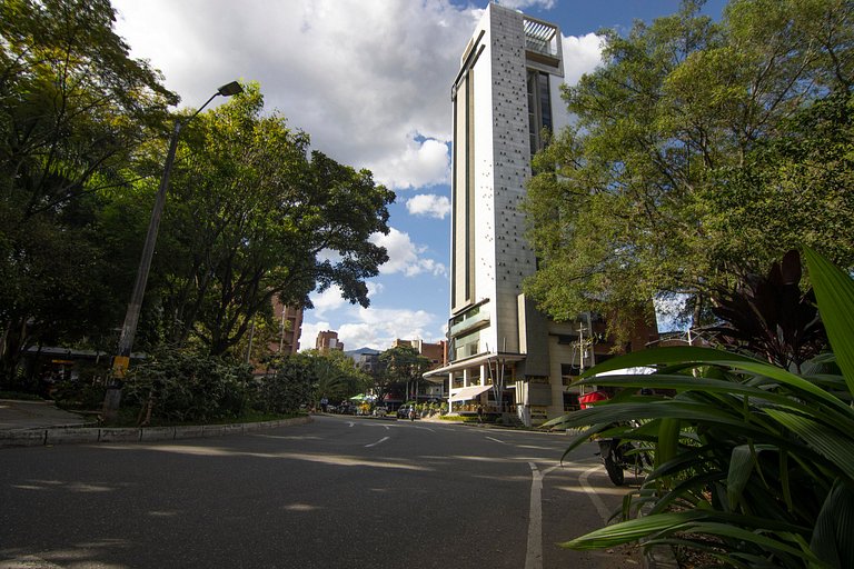 PH amplio cerca del parque Laureles, con terraza