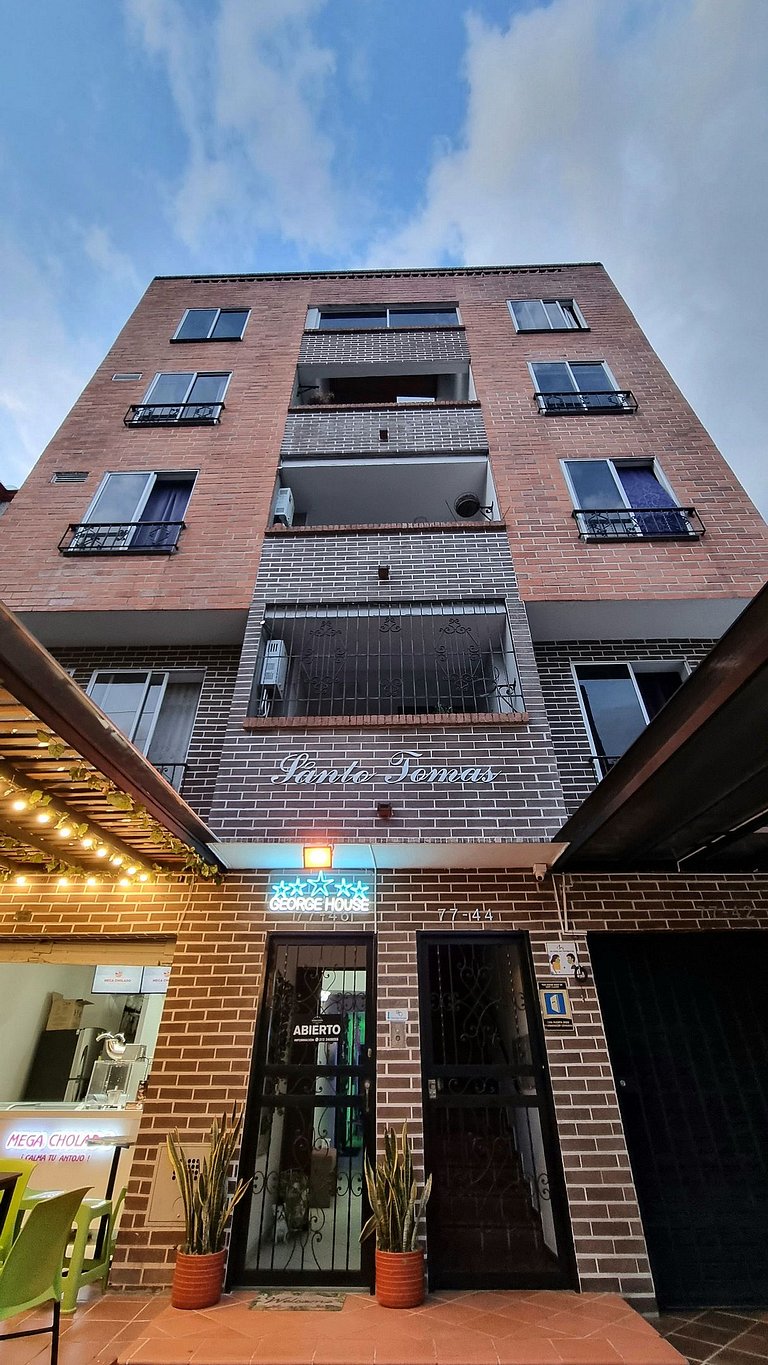 PH amplio cerca del parque Laureles, con terraza