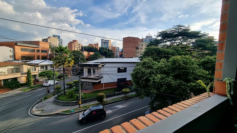 PH amplio cerca del parque Laureles, con terraza