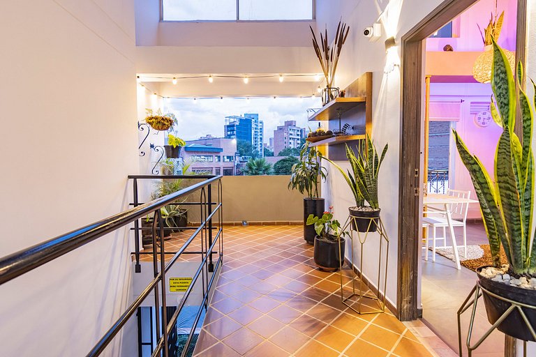 PH amplio cerca del parque Laureles, con terraza