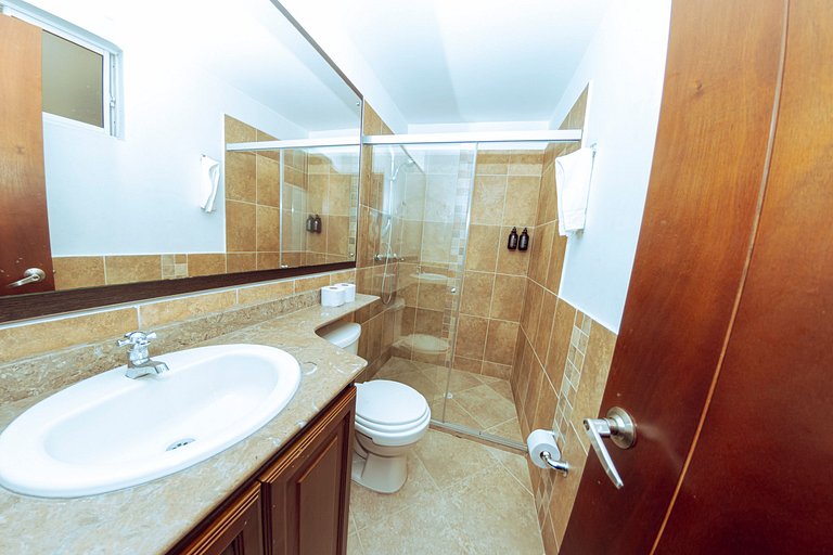 PH amplio cerca del parque Laureles, con terraza