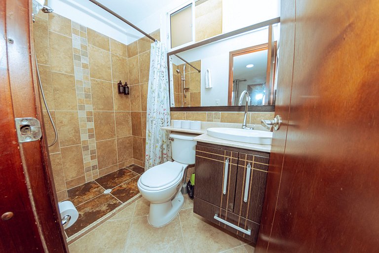 PH amplio cerca del parque Laureles, con terraza