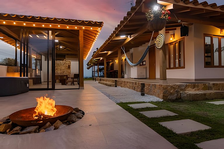 Villa rural con granja, fogata y jacuzzi en SantaE