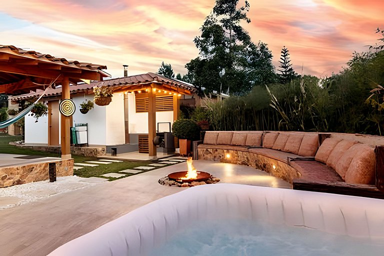Villa rural con granja, fogata y jacuzzi en SantaE