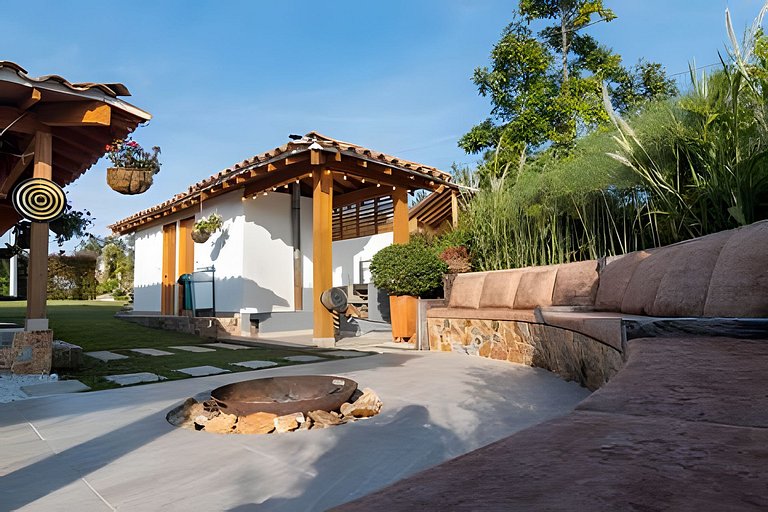 Villa rural con granja, fogata y jacuzzi en SantaE