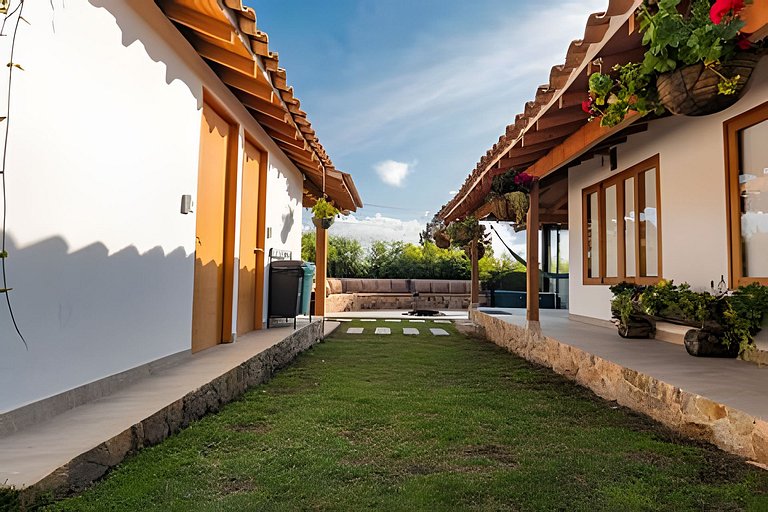 Villa rural con granja, fogata y jacuzzi en SantaE