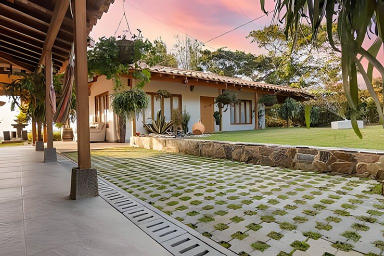 Villa rural con granja, fogata y jacuzzi en SantaE