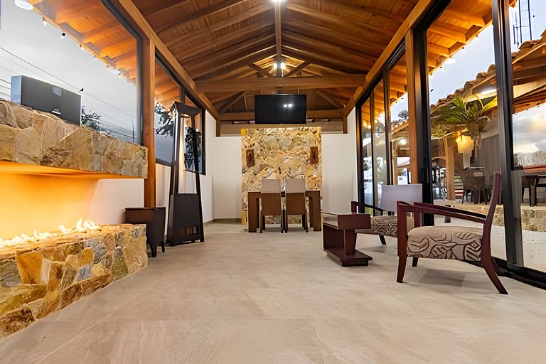 Villa rural con granja, fogata y jacuzzi en SantaE