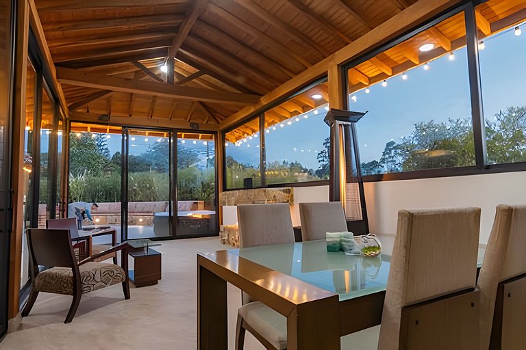 Villa rural con granja, fogata y jacuzzi en SantaE