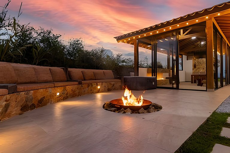 Villa rural con granja, fogata y jacuzzi en SantaE