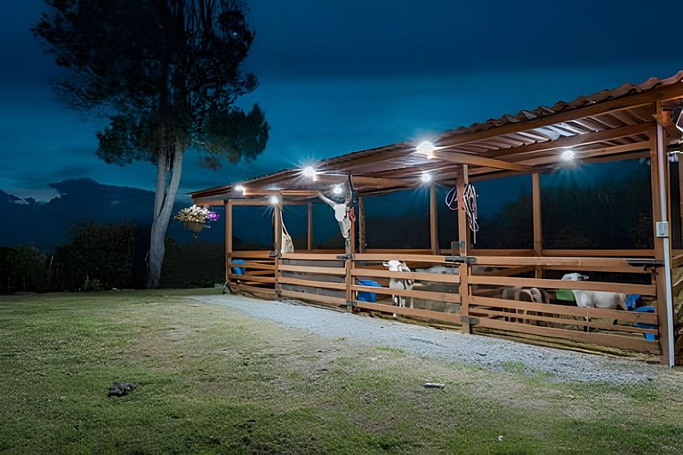 Villa rural con granja, fogata y jacuzzi en SantaE