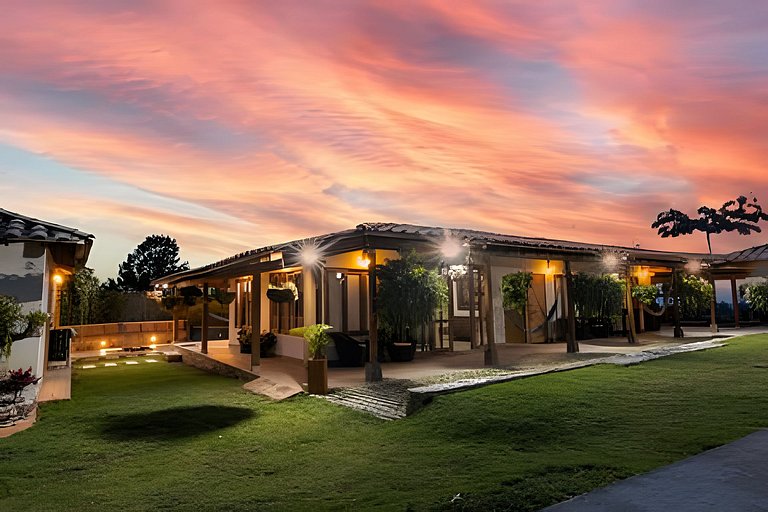 Villa rural con granja, fogata y jacuzzi en SantaE